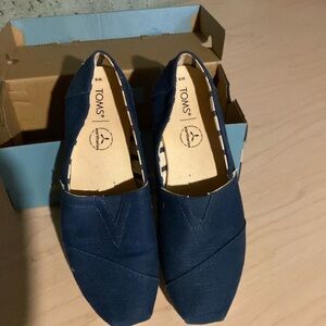 Tom’s, Alpragata, Navy size 9.